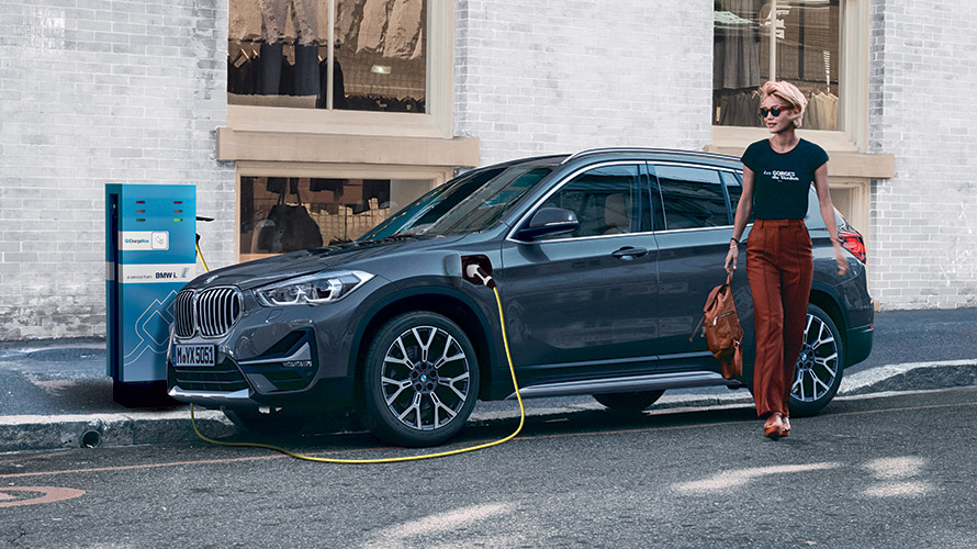 BMW X1 xDrive25e (F48) vue trois quart face, dans la rue BMW X1 xDrive25e (F48) vue trois quart face, dans la rue